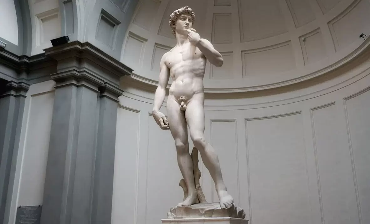 статуа голог мушкарца и повећање пениса
